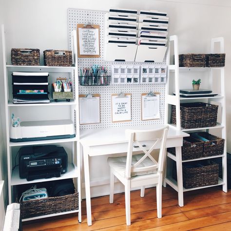 Desk With Pegboard Home Office, Tiny Office Organization Ideas, Vertical Office Organization, Tiny Office Organization, Tiny Desk Organization, Office Organization At Home, Simple Room Organization, Office Shelf Organization, Home Office Pegboard