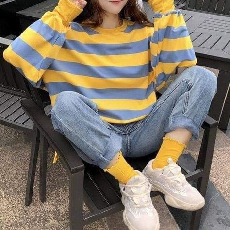 Oversized Clothes Aesthetic, Middle School Fashion, Boogzel Apparel, Silly Clothes, Outfit References, Baggy T-shirt, Yellow Outfit, Casual School Outfits, Poses Reference