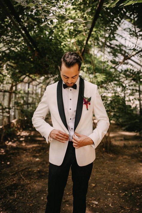 Gatsby-inspired 1920s black + white suit | Image by Kathrin Krok Photography  #groom #groomstyle #tropicalwedding #gatsbywedding #blackandwhitesuit #outdoorpavilionceremony #weddingphotography Great Gatsby Tuxedo, Gatsby Groomsmen Attire, Great Gatsby Wedding Groom, Gatsby Wedding Groom, Gatsby Tuxedo, Wedding Tuxes, White Tuxedo Wedding, Gatsby Glam, Roaring 20s Wedding