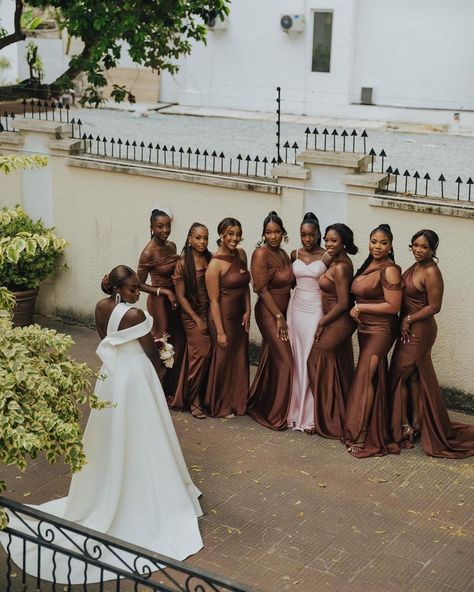 Best Day Ever✨ Her special day, show her all the love 💕 The beautiful bride @wura_os & her beautiful squad 🤩🤩
#omastylebride 
Bridal styling @so.style
Wedding dress @georgiayoungcouture
Make up artist @zainabazeez
Hair stylist @ferdinandshair
Photography @thedavidmartinss
Planner: @tessallureevents Chocolate Bridesmaid Dresses Black Women, Black Women Bridal Party, Brides Maids Dresses Brown, Brown Bridal Party, Bridesmaid Photos Black Women, Chocolate Bridesmaid Dresses, Lilac Wedding Themes, Pink Bridal Party, Brown Wedding Themes