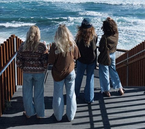 Surf Style Aesthetic, Surfcore Outfits, Preppy Granola Style, Winter Surfer Girl Style, Surfer Girl Style Winter, Surfer Girl Style Outfits Winter, Puberty Blues Aesthetic, Surf Style Outfits, Winter Surfer Style