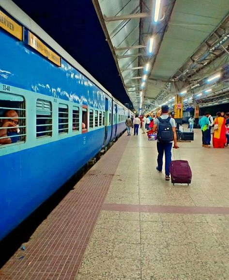 Train Video, Blur Background Photography, Beach Background Images, Photo Background Images Hd, Photoshop Pics, Blue Background Images, Travel Pictures Poses, Train Photography, Best Pose For Photoshoot