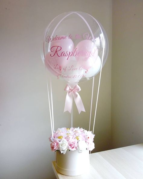 Ferrero hot air balloon bouquet Hot Air Balloon Flower Arrangement, Hot Air Balloon Bouquet, Remove Grass Stains, Diy Hot Air Balloons, Balloon Gifts, Travel Party Theme, Balloon Box, Grass Stains, Birthday Money