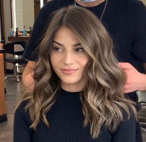 Brown Hair Inspiration, Brown Hair Inspo, Brunette Hair With Highlights, Brunette Balayage Hair, Brown Hair Balayage, Blonde Hair Inspiration, Blonde Hair Looks, Light Hair Color, Penteado Cabelo Curto