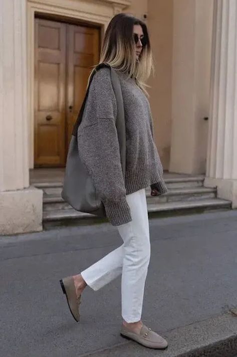 Style Loafers Women, How To Style Loafers Women, Loafers Outfit Ideas, Loafers Outfit Women, How To Style Loafers, Penny Loafers Outfit, Black Loafers Outfit, Loafers For Women Outfit, How To Wear Loafers