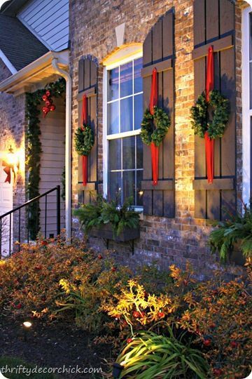 hang-wreaths-on-shutters-instead-of-windows Thrifty Decor Chick, Christmas Window Decorations, Beautiful Christmas Decorations, Diy Outdoor Decor, Have Inspiration, Outdoor Holidays, Outdoor Holiday Decor, Christmas Porch, Christmas Window