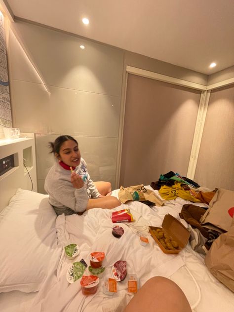 Hotel With Bestie, Hotel Room Aesthetic Friends, Hotel Room With Friends, Prom Room, Hotel Room Party, Hotel Room Pics, Hotel With Friends, Eating Mcdonalds, Hotel Sleepover