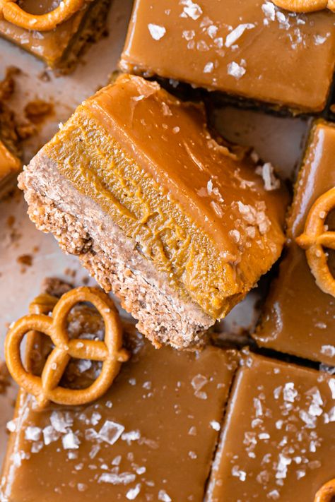 Salted Caramel Pumpkin Pie Bars with Pretzel Crust - Healthy Little Vittles Caramel Desserts Easy, Caramel Pumpkin Pie, Caramel Pretzel Brownies, Gluten Free Desserts Holiday, Gluten Free Pumpkin Desserts, Oat Crust, Pumpkin Pretzels, Pasta Healthy, Salted Caramel Pretzels