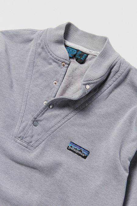 henley shirt Sports Attire, Patagonia Long Sleeve, Techwear Fashion, Vintage Patagonia, Vintage Clothes Women, Womens Fashion Casual Spring, Mens Loungewear, Urban Renewal, Clothing Details