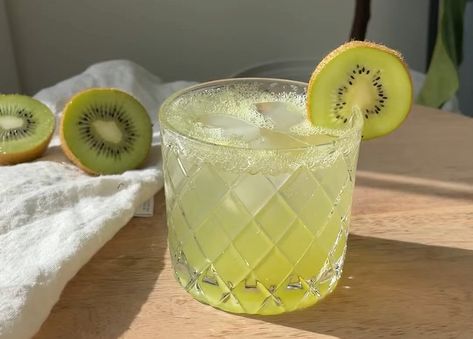 Kiwi Mojito Kiwi Mojito, Easy Drinks To Make, Easy Drinks, Club Soda, Mint Leaves, Immune Boosting, Mojito, Mocktails, Lime Juice