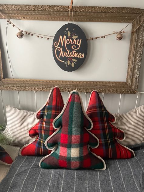 Christmas Pillows To Make Handmade Gifts, Home Made Christmas Pillows, Christmas Tree Pillows To Make, Diy Christmas Pillows No Sew, Diy Christmas Tree Pillow, Easy Sewing Projects Christmas, Christmas Tree Pillows Diy, Holiday Pillows Diy, Christmas Tree Pillow Pattern