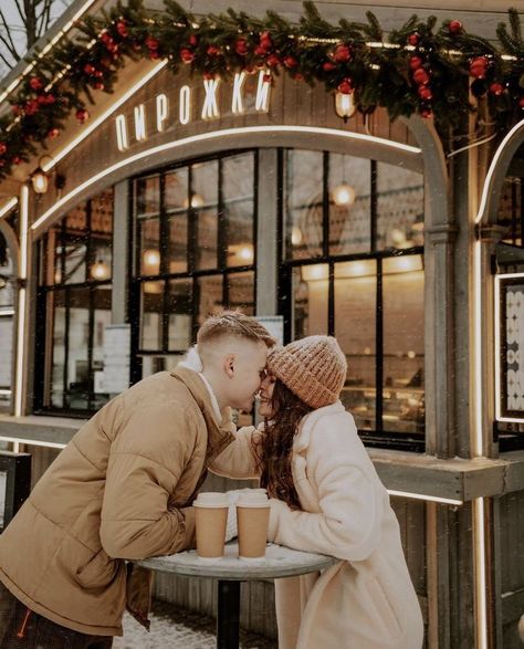 Best Christmas Destinations, Winter Couple Pictures, Christmas Couple Photos, Holiday Engagement, Shooting Couple, Christmas Poses, Best Travel Destinations, Village Photos, Christmas Destinations