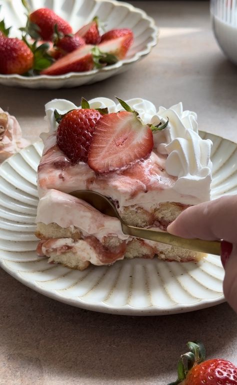 Bailey Strawberry And Cream Recipes, Baileys Strawberry And Cream Recipes, Tiramisu With Strawberries, Strawberry Baileys, Baileys Strawberry And Cream, Strawberry Tiramisu Food And Wine, Baileys Tiramisu, Tiramisu Cake With Ladyfingers, Strawberry Tiramisu