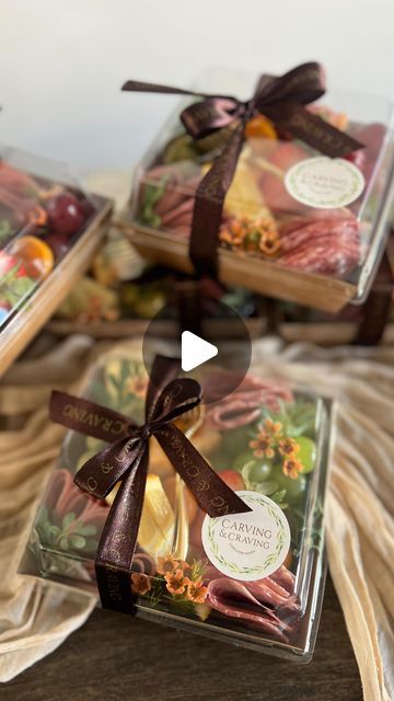 Diy Charcuterie Box Gift, Charcuterie Christmas Gift, Charcuterie Gift Basket Diy, Charcuterie Boxes To Go, Charcuterie Board Gift Basket Ideas, Charcuterie Basket, Mini Charcuterie Boxes, Charcuterie Gift Basket, Heart Charcuterie