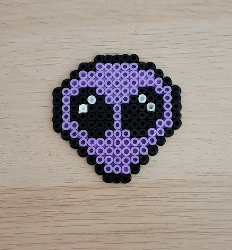 Alien Perler Bead Patterns, Purple Perler Bead Patterns, Puler Beads Ideas, Hamma Beads Ideas Easy, Alien Perler Beads, Pyssla Ideas Aesthetic, Alien Pixel Art, Fuse Beads Ideas Cute, Aesthetic Perler Beads