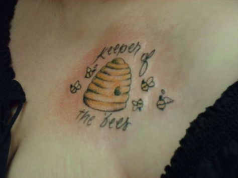 tiny bee and hive tattoo Bee Family Tattoo, Hive Tattoo, Bees Tattoo, Moms Tattoo, Mommy Daughter Tattoos, Queen Bee Tattoo, Bee Tattoos, Honey Bee Tattoo, Tattoos Pictures