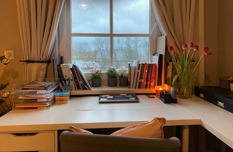 Desk In Front Of Window, Yale Dorm, Flat Aesthetic, Dorm Planning, Desk Idea, Window Bedroom, Uni Room, Office Space Design, Home Board