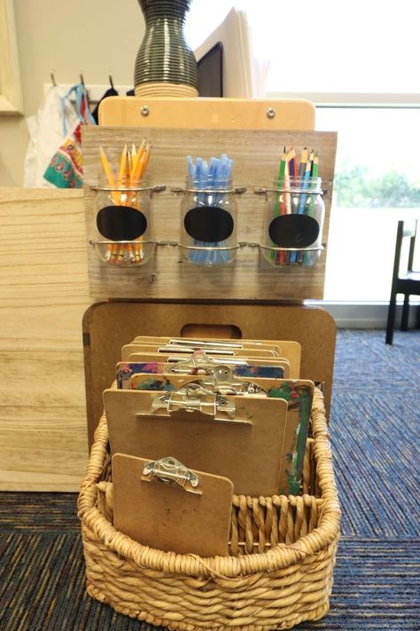 Calm Playroom Ideas, Reggio Inspired Art Area, Reggio Writing Center, Intentional Teaching Activities, Reggio Kindergarten, Preschool Classroom Setup, Reggio Emilia Classroom, Reception Classroom, Clip Boards