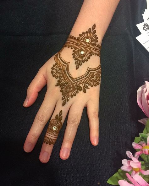 Mehndi Tips, Mehndi For Beginners, Mehndi Tutorial, Henna Styles, Traditional Mehndi, Indian Mehndi, Henna Inspired Tattoos, Tato Henna, Finger Henna Designs