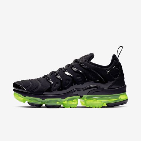 The Nike Air VaporMax Plus looks to the past and propels you into the future. Nodding to the 1998 Air Max Plus with its floating cage, padded upper and heel logo, it adds revolutionary VaporMax Air technology to ramp up the comfort and create a modern look.