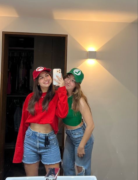 Simple Halloween Costumes For Duos, Duo Last Minute Halloween Costumes, Ideas For Costumes For Women, Childhood Halloween Costumes, Halloween Costume Duos Women, Mario Outfit Ideas, Twin Day Spirit Week Friends Easy, Mario And Luigi Costumes Women, Best Friend Cosplay