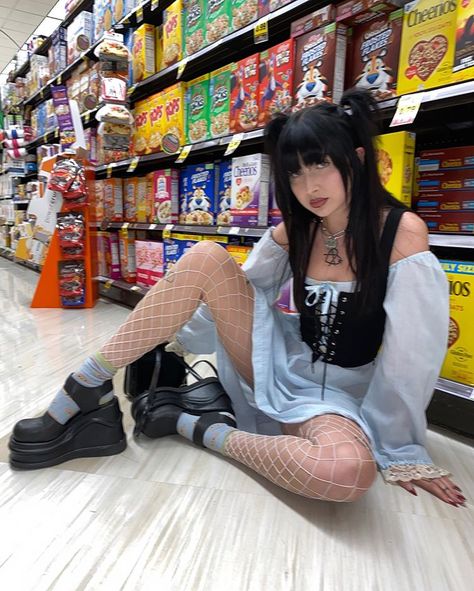 Internetgirl Instagram, Grundge Girl Fits, Egirls Outfits Grunge, Fishnets Aesthetic Grunge, Egirl Photos Ideas, Internet Girl, Goth Girl Photoshoots, Hipster Grunge, Tokyo Street Fashion