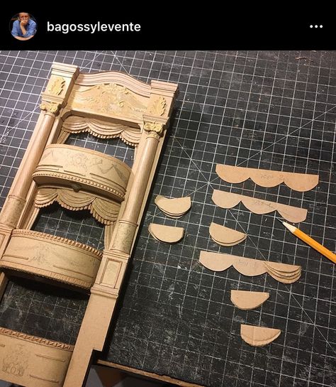 Mini Set Design, Model Box Set Design, Cardboard Project Ideas, Craft Wood Projects, Aesthetic Cardboard Crafts, D&d Crafts, Cardboard Sculpture Ideas, Cardboard Diorama, Cardboard Miniatures