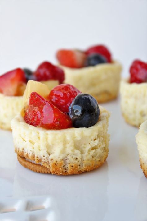 Mini Cheesecake Fruit Tarts - Ways to my Heart Mini Cheesecakes With Fruit, Cheesecake Fruit Tart, Fruit Topped Cheesecake, Mini Cheese Tart, Fruit Topping For Cheesecake, Mini Fruit Pies, Fall Desert, Cheesecake Fruit, Lemon Blueberry Cupcakes