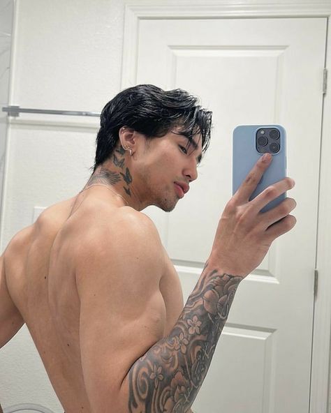 Mens Haircut Back, Classic Mens Haircut, Pastel Goth Boy, Hot Mexican Men, Filipino Guys, Classic Mens Hairstyles, Gym Boy, Gym Guys, Guy Best Friends