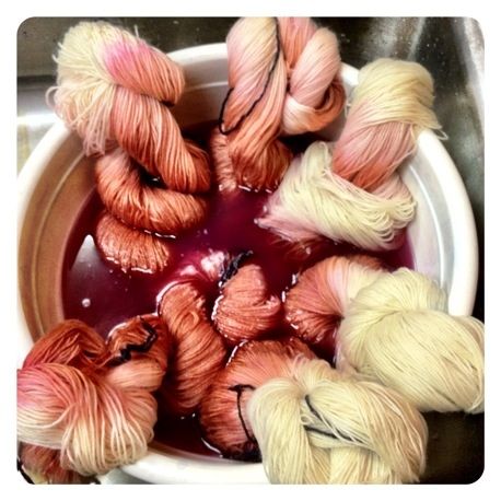 Dyed Yarn Diy, How To Dye Wool Yarn, Natural Dyes For Wool, Expression Fiber Arts, Textile Dyeing, Naturally Dyed Yarn, Dyeing Tutorials, Eco Dyeing, Spinning Wool