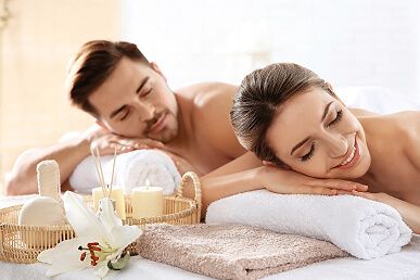 Couples massage Spa Massage Room, Massage Wellness, Couples Spa, Best Couples, Wellness Centre, Massage Center, Thai Massage, Massage Room, Full Body Massage