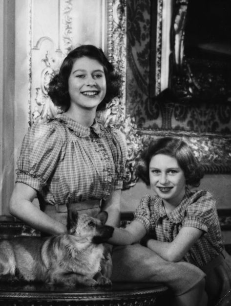 Elizabeth And Margaret, Pictures Of Queen Elizabeth, Princesa Margaret, Young Queen Elizabeth, Rainha Elizabeth Ii, English Royal Family, Reine Elizabeth Ii, Royal Family England, Reine Elizabeth