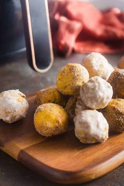 This healthy take on pumpkin spice donut holes is air fried for that classic fall flavor without the fat. They're fluffy inside and crispy outside - you'll love this recipe! Recipes Air Fryer Healthy, Pumpkin Spice Donut Holes, Air Fryer Pumpkin, Easy Pumpkin Dessert, Pumpkin Spiced Latte Recipe, Recipes Air Fryer, Pumpkin Spice Donut, Best Air Fryer, Donut Holes