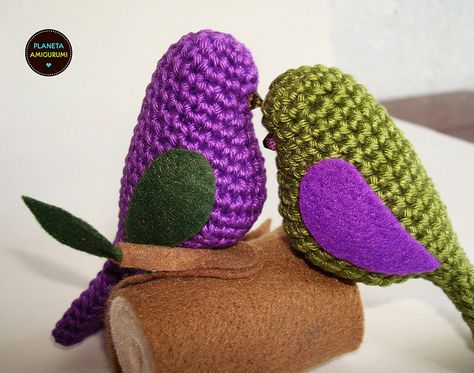 Birdies Love! Crochet Love Birds, Crocheted Birds, Confection Au Crochet, Crochet Birds, Crochet Diy, Love Crochet, Knitted Toys, Crochet Dolls, Yarn Crafts