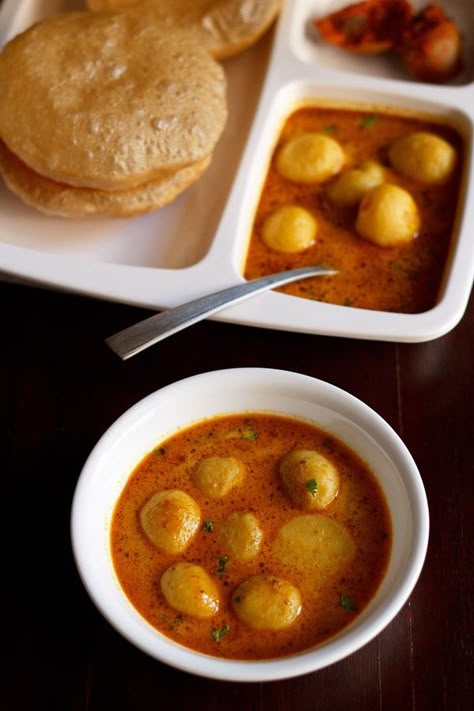 dum aloo recipe UP (uttar pradesh) style with step by step photos. this delicious UP style dum aloo recipe has a base of tomato and spices. Dum Aloo Recipe, No Onion No Garlic Recipes, Dum Aloo, Aloo Recipe, Indian Curry Recipes, Veg Curry, Aloo Recipes, North Indian Recipes, Curry Recipes Indian