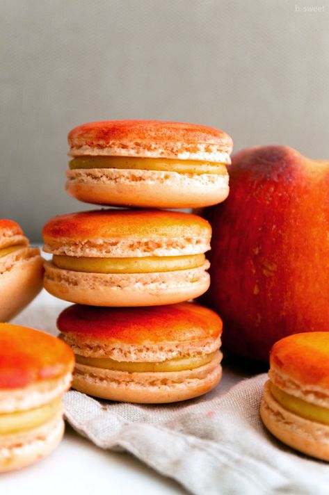 Peach Cobbler Macarons, Macaron Flavors Recipe, Chefs Coat, Peach Macaron, Macaron Fillings, Macaron Pistache, French Macaroon Recipes, Tea Cake Cookies, Kue Macaroon