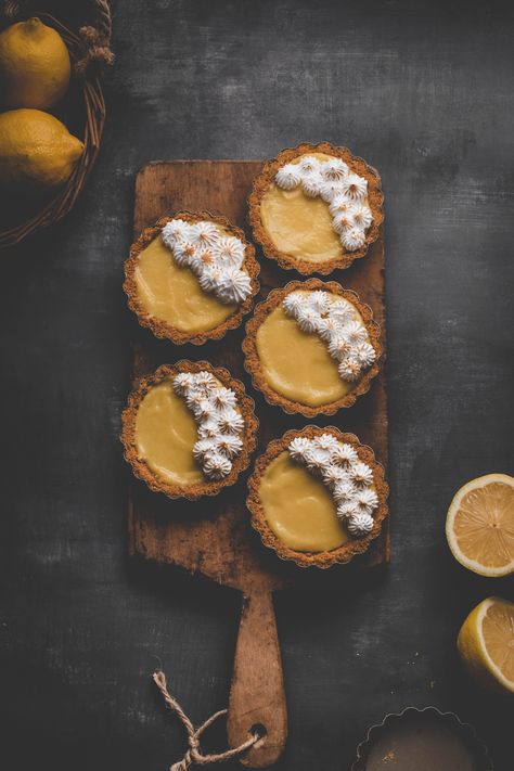 Individual Lemon Meringue Pie, Lemon Meringue Tartlets, Lemon Meringue Tarts, Galette Recipes, Mini Lemon Meringue Pies, Mini Lemon Tarts, Lemon Tartlets, Holiday Candy Recipes, Lemon Tarts