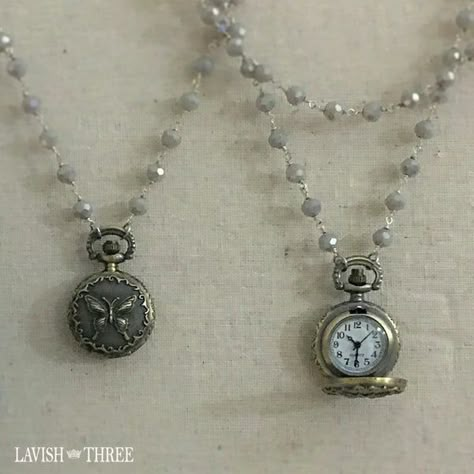 Cool Jewellery, Statement Pieces Clothing, Dark Academia Jewelry, Time Necklace, Necklaces Aesthetic, Look 80s, Gray Beaded Necklace, Watch Pendant, Vintage Pocket Watch