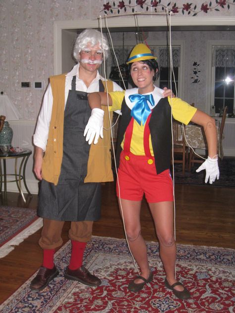 Pinocchio and Gepetto Gepetto Costume, Pinocchio Costume, Nerd Halloween Costumes, Disney Couple Costumes, Boxing Halloween Costume, Halloween Parejas, Diy Kostüm, Running Costumes, Funny Costumes