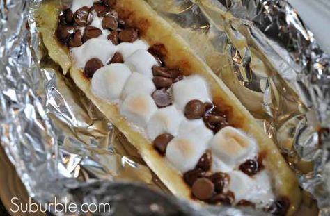 Chocolate Marshmallow Banana Boats. 10-15 min, try with butterscotch chips too! Campfire Banana Boats, Campfire Bananas, Grill Dessert, Banana Boats, Campfire Desserts, Grilled Desserts, Biscuits Graham, Camping Desserts, Fire Food