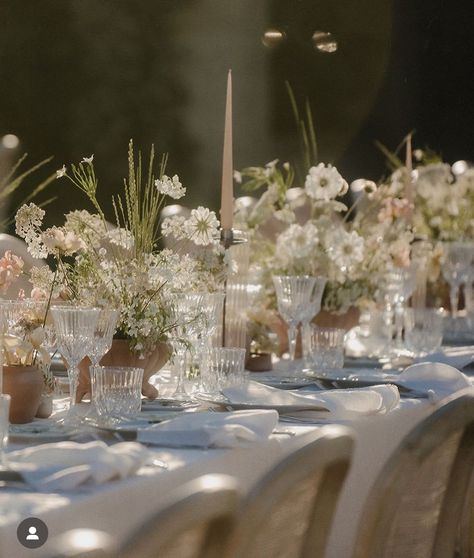 Intimate Italian Wedding, Wedding Dinner Table Setting, Wedding Candles Table, Elegant Wedding Themes, Wedding Villa, Neutral Wedding Colors, Ibiza Wedding, Beautiful Tablescapes, Countryside Wedding