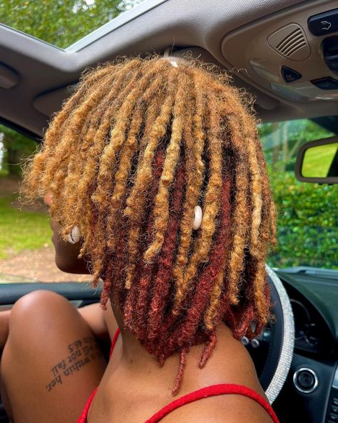 peek a boo red hair color on locs #Regram via @www.instagram.com/p/CvAvkSou35u/ 2 Tone Loc Color, Half Dyed Locs Black And Ginger, Black And Ginger Locs, Hair Color For Locs Dreadlocks, Cooper Locs, Strawberry Blonde Locs, Loc Dye Ideas Dark Skin, Calico Locs, Peek A Boo Red Hair