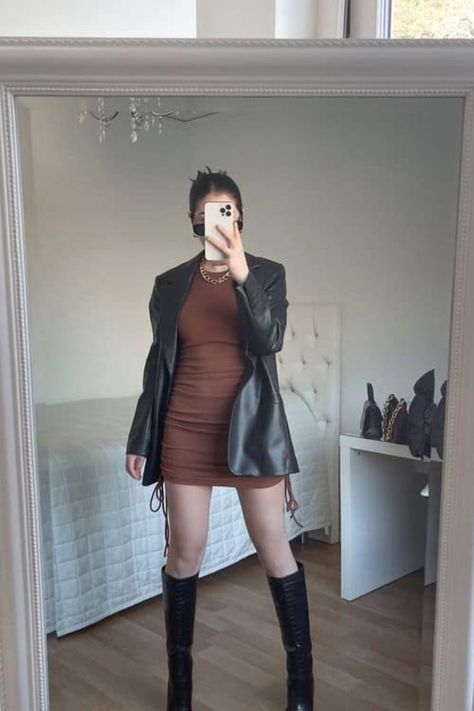 Un buen outfit para ir de antro debe cumplir tres funciones: que te haga sentir super linda, que puedas bailar toda la noche en él y por supuesto, que atraiga todas las miradas posibles. Brown Dress Leather Jacket, Dress Leather Jacket Boots, Leather Jacket On Dress, Brown Dress Outfit Aesthetic, Dress With Leather Jacket And Boots, Formal Dress With Leather Jacket, Brown Dress With Black Boots, Brown Dress Black Boots, Black Leather Jacket With Dress