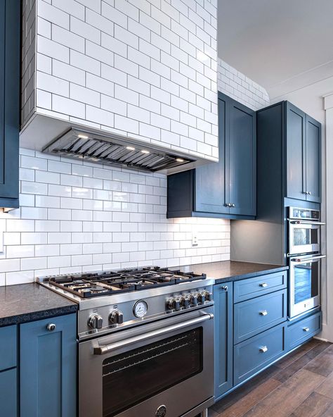 50+ Elegant Blue and White Kitchen Cabinets You Will Want to Copy 4 Kitchen Ideas Navy Blue, Kitchen Ideas Navy, Kitchen White And Blue, Blue And White Kitchen Cabinets, White And Blue Kitchen, Kitchen Black Counter, Navy Kitchen Cabinets, Black Marble Countertops, Kitchen Renos