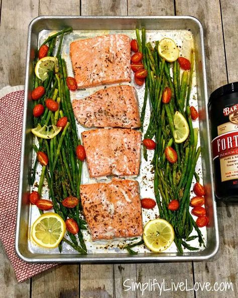 Weeknight Salmon, School Night Dinners, Salmon Asparagus, Pan Salmon, Whole 30 Approved, Salmon And Asparagus, Easy Salmon, Pan Dinners, Healthy Lunch Ideas