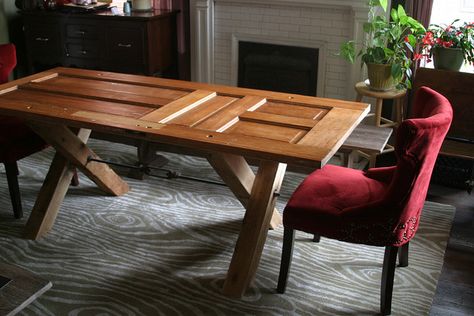 paneled door as table Dining Rooms Ideas, Diy Door Knobs, Repurposed Desk, Old Door Projects, Wooden Dining Room Table, Diy Dining Room Table, Build A Table, Door Table, Wood Dining Room Table