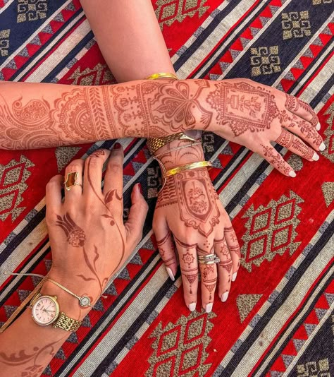 Arabic Hand Tattoo, Henna On Nails, Heart Mehndi Designs, Henna Aesthetic, Indian Henna Designs, Hot Chai, Henne Tattoo, Indian Tattoos, Unique Henna