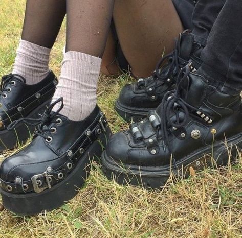 Shoes And Socks, Goth Gf, Goth Shoes, Trad Goth, Dr Shoes, Estilo Punk, Aesthetic Shoes, Doc Marten Oxford, Mall Goth