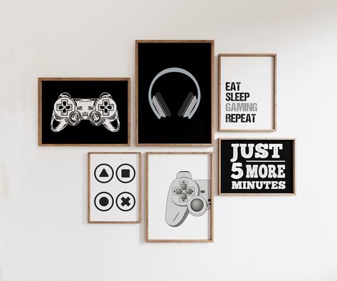 Gaming Room Wall Art, Gamer Room Design Ideas, Game Bedroom Ideas Boys, Game Poster Ideas, Bedroom Ideas Posters, Boys Gaming Room Ideas, Teen Boy Gamer Bedroom, Xbox Bedroom Ideas, Gamer Themed Bedroom