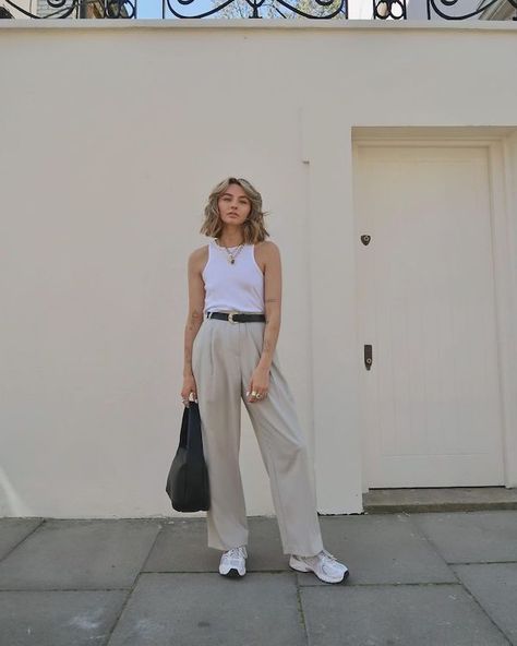 Cute Khaki Pants Outfit, Beige Pants Outfit Casual, Khaki Pants Outfit Aesthetic, Khaki Pants Outfit Women Work, Khaki Pants Outfit Women Casual, Khaki Pants Outfit Work, Khaki Pants Outfit Ideas, What To Wear With Khaki Pants, Khaki Pants Outfit Women